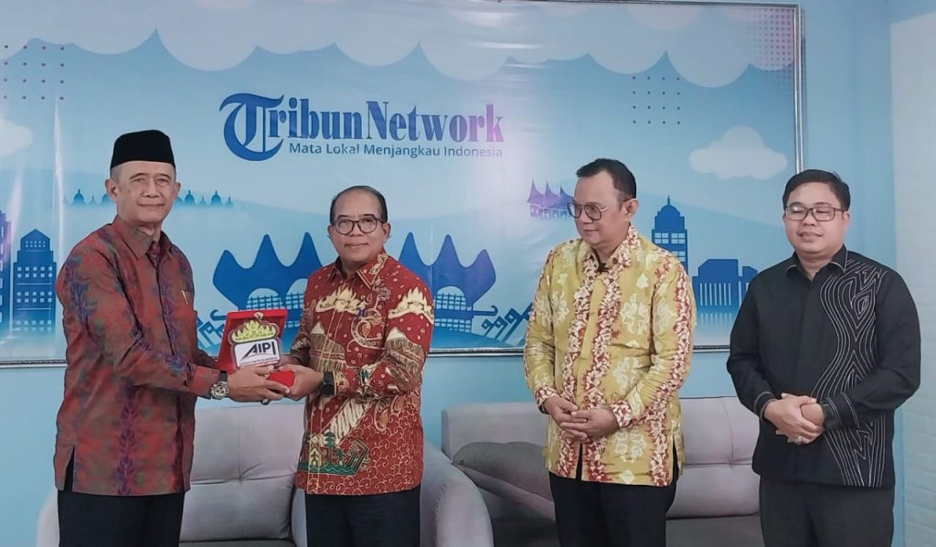 Foto bersama PJ Gubernur Lampung Dr. DRs. Samsudin,SH.,MH.,M.Pd didampingi Ketua Umum AIPI Pusat Dr. Alfitra Salam, APU dan Ketua KPU Lampung Erwan Bustami,MH